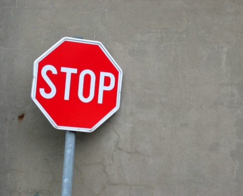 Un cartello stradale STOP