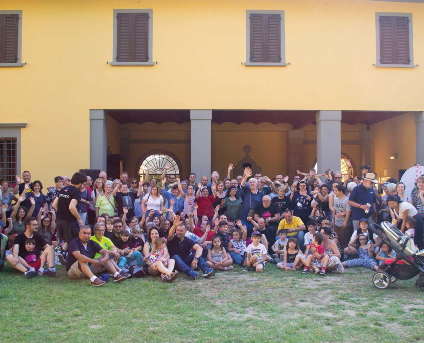 Home page Chi siamo La foto rappresenta un gruppo numeroso di persone. Famiglie, associati, amici e sostenitori di Trisomia 21 aps.