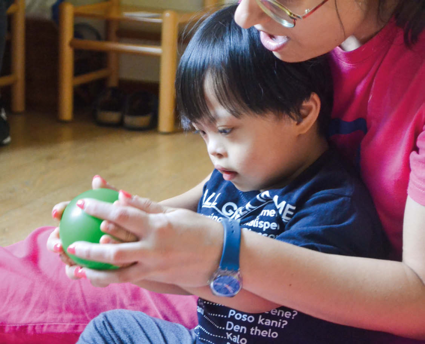 Un bambino insieme ad una Neuropsicomotricista, durante l'attività.