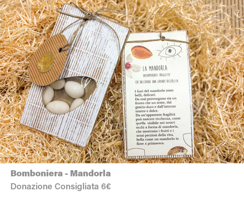 Composizione fotografiche di due bomboniere. La foto mostra contemporaneamente il fronte e il retro del modello di bomboniere. Le bomboniere sono di cartone marrone e colorato di bianco. Il fronte della bomboniera è forato con un una forma ovale, da dove si vedono i confetti bianchi chiusi in una busta, e a allacciato un cartone ovale marrone. Il retro della bomboniera ha allacciato una pergamena descrittiva. La frase della pergamena è - La mandorla. Un'apparente fragilità che racchiude una grande forza-.