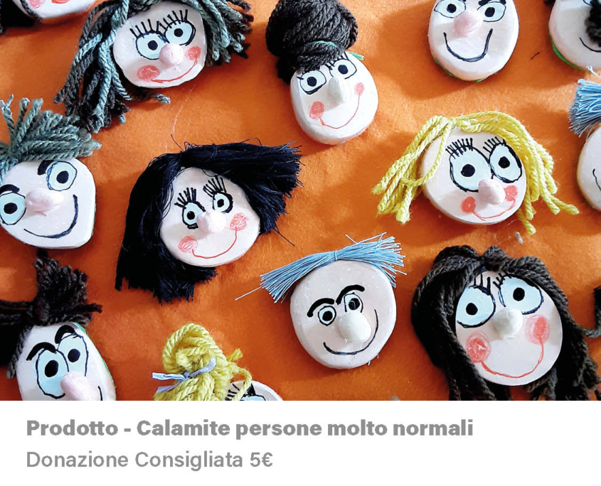 Composizione fotografica di calamite. Le calamite rappresentano volti di persone, sia uomini che donne, sorridenti. Ogni Calamita ha il volto disegnato e i capelli di stoffa, di colore diverso per ogni volto, legati in vari modi. Le calamite sono su una superficie di stoffa.